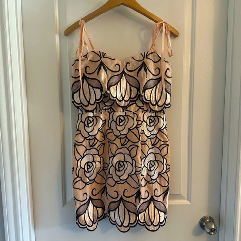 Gianni Bini cocktail dress, gorgeous rose embroidery.‎ Size M